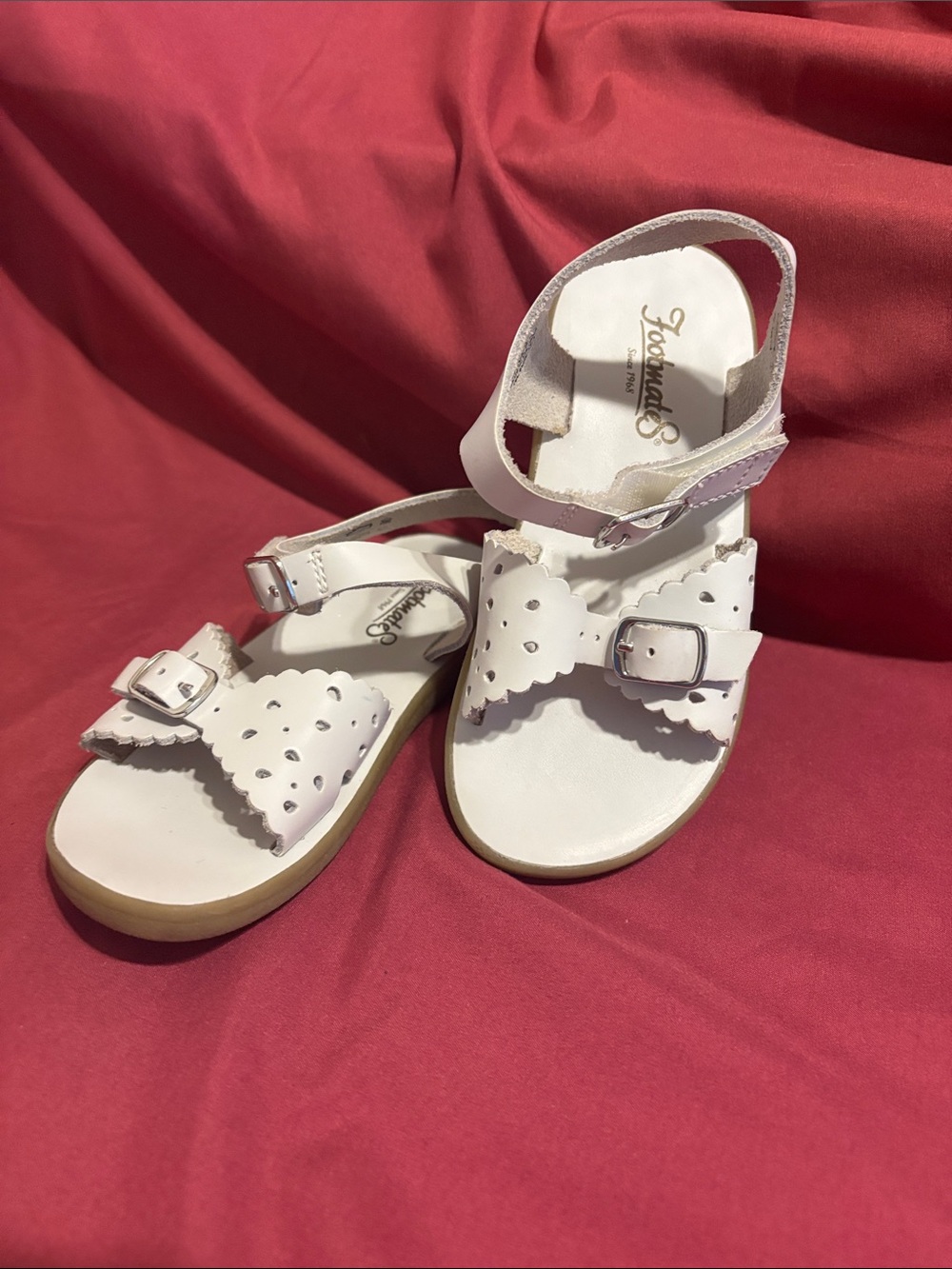 FootMates White Girls Scalloped Bow Buckle Sandals